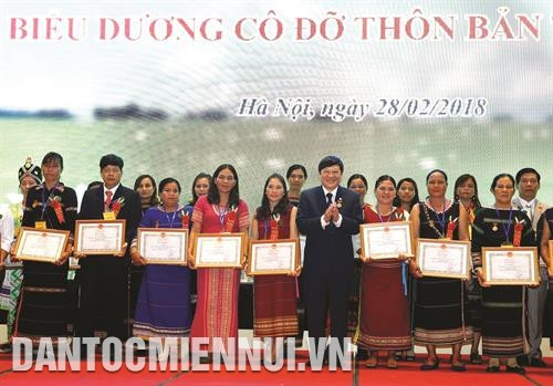 66 cô đỡ thôn bản tiêu biểu được biểu dương tại Hội nghị biểu dương cô đỡ thôn bản tiêu biểu năm 2018, được tổ chức ngày 28/2 tại Hà Nội. Ảnh: Dương Ngọc 66 cô đỡ thôn bản tiêu biểu được biểu dương tại Hội nghị biểu dương cô đỡ thôn bản tiêu biểu năm 2018, được tổ chức ngày 28/2 tại Hà Nội. Ảnh: Dương Ngọc