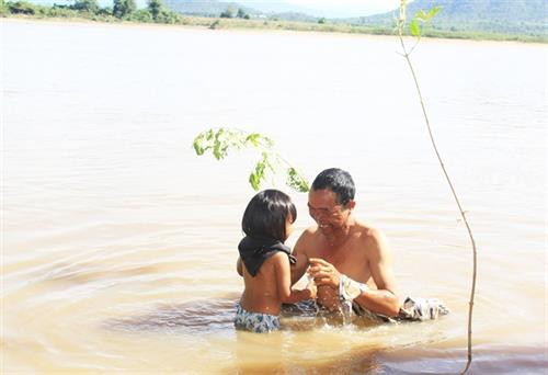 Anh Ksor Ythe và con gái tắm xả xui Anh Ksor Ythe và con gái tắm xả xui