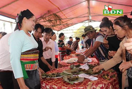 Người dân thưởng thức món chả cuốn lá bưởi trong lễ hội Người dân thưởng thức món chả cuốn lá bưởi trong lễ hội
