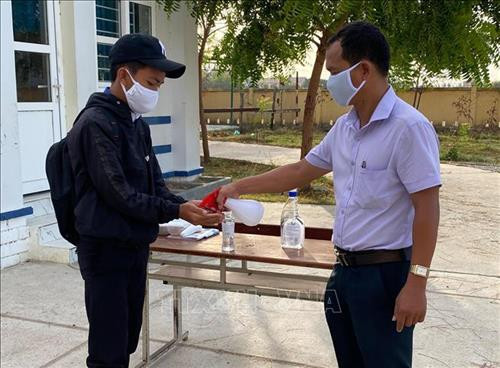 Học sinh Ninh Thuận rửa tay sát khuẩn trước khi vào lớp học. Ảnh: Công Thử - TTXVN