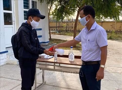 Học sinh Ninh Thuận rửa tay sát khuẩn trước khi vào lớp học. Ảnh: Công Thử - TTXVN Học sinh Ninh Thuận rửa tay sát khuẩn trước khi vào lớp học. Ảnh: Công Thử - TTXVN