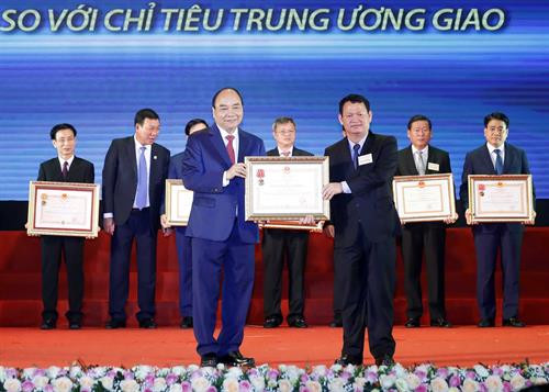 Thủ tướng Nguyễn Xuân Phúc trao tặng Huân chương Lao động hạng Nhất cho tỉnh Lào Cai. Thủ tướng Nguyễn Xuân Phúc trao tặng Huân chương Độc lập hạng Ba cho các tỉnh Đồng Nai và Nam Định; Huân chương Lao động hạng Nhất cho các tỉnh, thành phố trực thuộc Trung ương, Ban, Bộ, ngành, đoàn thể Trung ương.