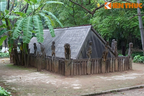 Nhà mồ Jrai được dựng theo kết cấu, hai mái lớn hình thang cân, hai đầu hồi đều hình tam giác cân, vách được ghép kín bằng những thân cây gỗ.