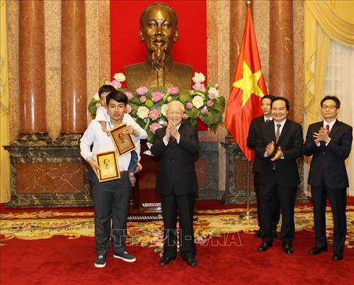 Tổng Bí thư, Chủ tịch nước Nguyễn Phú Trọng tặng ảnh Bác Hồ cho em Ngô Minh Hiếu Trường Trung học phổ thông Triệu Sơn 5, Thanh Hóa. Ảnh: Trí Dũng – TTXVN Tổng Bí thư, Chủ tịch nước Nguyễn Phú Trọng tặng ảnh Bác Hồ cho em Ngô Minh Hiếu Trường Trung học phổ thông Triệu Sơn 5, Thanh Hóa. Ảnh: Trí Dũng – TTXVN