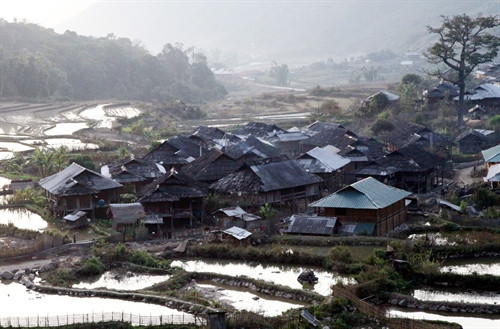 Một góc bản Phây, bản có trên 140 ngôi nhà sàn làm bằng gỗ pơ mu tại xã Ngọc Chiến.
