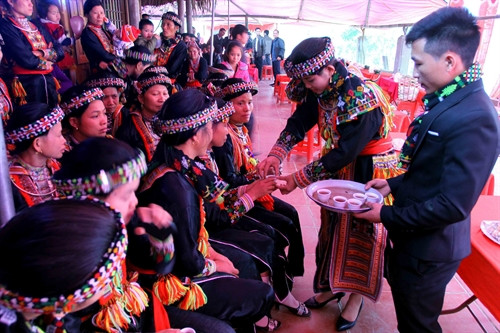 Sau khi thực hiện các nghi lễ truyền thống, cô dâu chú rể có thể ra tiếp khách . Sau khi thực hiện các nghi lễ truyền thống, cô dâu chú rể có thể ra tiếp khách .