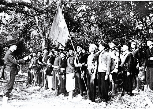 Ngày 2/9/1945, tại Quảng trường Ba Đình (Hà Nội), Chủ tịch Hồ Chí Minh thay mặt Chính phủ lâm thời đọc bản Tuyên ngôn Độc lập khai sinh nước Việt Nam Dân chủ Cộng hòa. Ảnh: Tư liệu TTXVN Đánh chiếm Bắc Bộ Phủ - Tổng khởi nghĩa giành chính quyền tại Hà Nội tháng 8/1945. Ảnh: Tư liệu TTXVN Cuộc mít tinh phát động khởi nghĩa giành chính quyền do Mặt trận Việt Minh tổ chức tại Nhà hát lớn Hà Nội ngày 19/8/1945. Ảnh: Tư liệu TTXVN Đại tướng Võ Nguyên Giáp đọc Quân lệnh số 1 Quyết định thành lập Đội Việt Nam Tuyên truyền Giải phóng quân ngày 22/12/1944. Ảnh: Tư liệu TTXVN Nhân dân Sài Gòn nổi dậy giành chính quyền tháng 8/1945. Ảnh: Tư liệu TTXVN Quảng trường Ba Đình (Hà Nội) ngày 2/9/1945. Ảnh: Tư liệu TTXVN Chiếc bàn lịch sử nơi Chủ tịch Hồ Chí Minh khởi thảo bản Tuyên ngôn Độc lập ở ngôi nhà số 48 Hàng Ngang (Hà Nội). Ảnh: Ngọc Kỳ