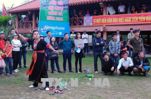 Ném còn - một trò chơi dân gian của người Dao tại ngày hội. Ảnh: Văn Đức – TTXVN Ném còn - một trò chơi dân gian của người Dao tại ngày hội. Ảnh: Văn Đức – TTXVN