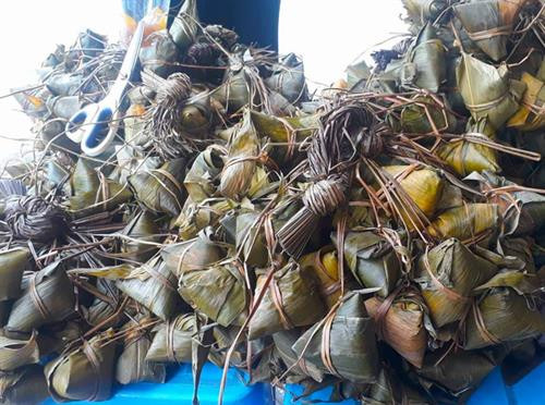 Bánh ú tro của miền Trung sử dụng trong Tết Đoan Ngọ (Ảnh: Gia Tiến, báo Tuổi Trẻ).