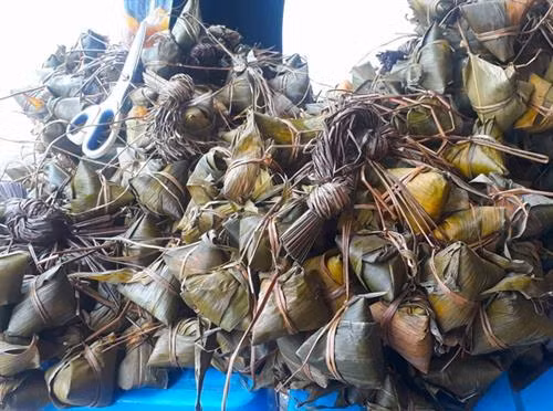 Bánh ú tro của miền Trung sử dụng trong Tết Đoan Ngọ (Ảnh: Gia Tiến, báo Tuổi Trẻ).
