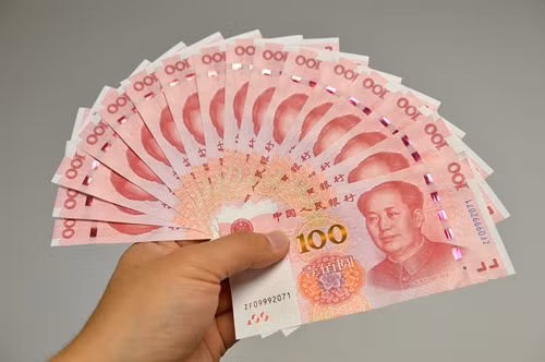 Giới thiệu tờ 100 Nhân dân tệ ở thủ đô Bắc Kinh ngày 12/11. THX/TTXVN