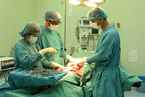Ê kíp thực hiện thành công cắt bỏ khối u nang buồng trứng nặng hơn 4 kg. Ảnh: Thanh Sang – TTXVN Ê kíp thực hiện thành công cắt bỏ khối u nang buồng trứng nặng hơn 4 kg. Ảnh: Thanh Sang – TTXVN