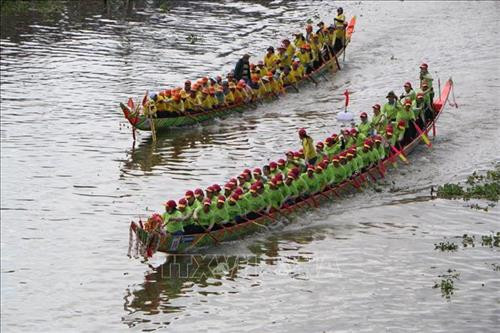 Các đội trên đường đua. Ảnh: Duy Khương - TTXVN