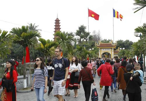 Đông đảo người dân Thủ đô và du khách quốc tế đến chùa Trấn Quốc để cầu may. Ảnh: Văn Điệp – TTXVN