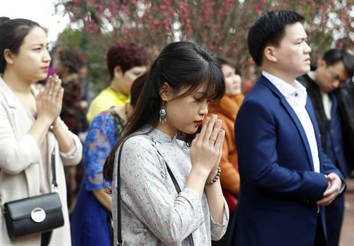 Lễ chùa đầu năm được coi là nét văn hóa đẹp của người dân. Ảnh: Văn Điệp – TTXVN