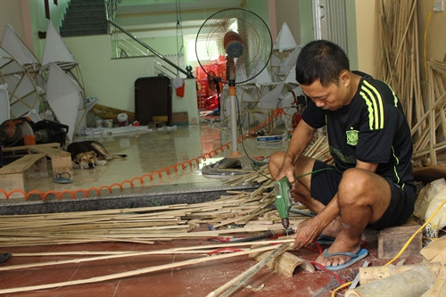 Công đoạn làm lồng đèn Trung thu.