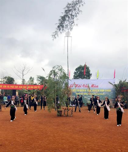 Múa Cầu mùa của người Khơ Mú. Ảnh: Đỗ Tuấn Anh Múa Cầu mùa của người Khơ Mú. Ảnh: Đỗ Tuấn Anh