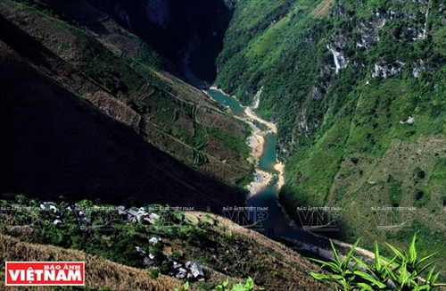 Một bản nhỏ của người dân tộc Mông nằm ngay lưng trừng núi. Ảnh: Trịnh Bộ Một bản nhỏ của người dân tộc Mông nằm ngay lưng trừng núi. Ảnh: Trịnh Bộ