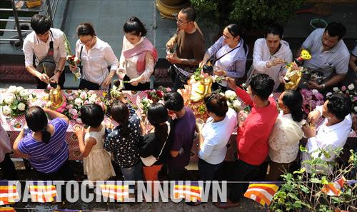 Bà con Phật tử dân tộc Khmer thực hiện nghi thức tắm phật. Ảnh: An Hiếu Bà con Phật tử dân tộc Khmer thực hiện nghi thức tắm phật. Ảnh: An Hiếu