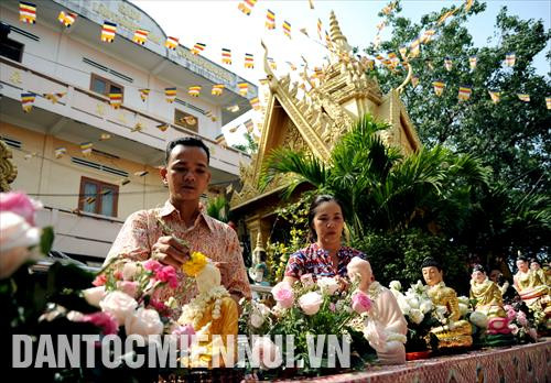 Bà con Phật tử dân tộc Khmer thực hiện nghi thức tắm phật. Ảnh: An Hiếu Bà con Phật tử dân tộc Khmer thực hiện nghi thức tắm phật. Ảnh: An Hiếu