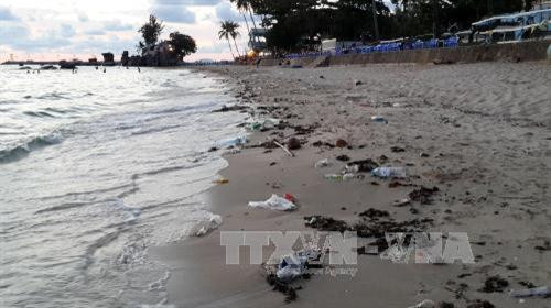 Rác thải ngập tràn trên bãi tắm Dinh Cậu, ngay trung tâm huyện đảo Phú Quốc. Ảnh: Bùi Như Trường Giang