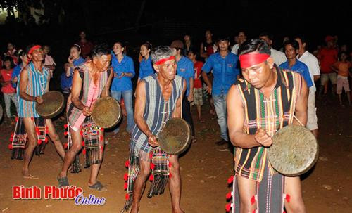 Khi biểu diễn người đánh xách Goong, Chinh bằng tay trái, tay phải đấm, đánh dùi vào mặt Goong, Chinh, lưng hơi khom, đoàn người tạo thành một hàng đi vòng quanh đống lửa, cây nêu theo chiều vận động của mặt trời ngược chiều kim đồng hồ. Ảnh: baobinhphuoc.com.vn Khi biểu diễn người đánh xách Goong, Chinh bằng tay trái, tay phải đấm, đánh dùi vào mặt Goong, Chinh, lưng hơi khom, đoàn người tạo thành một hàng đi vòng quanh đống lửa, cây nêu theo chiều vận động của mặt trời ngược chiều kim đồng hồ. Ảnh: baobinhphuoc.com.vn