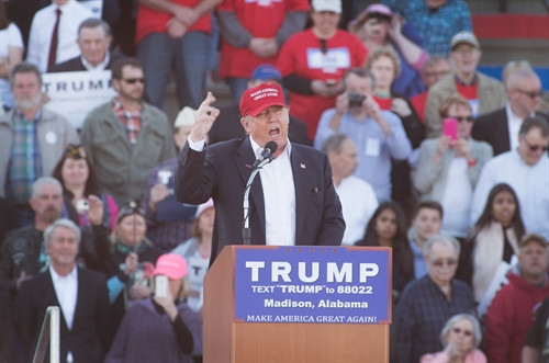 Ứng cử viên tiềm năng của đảng Cộng hòa Donald Trump trong chiến dịch vận động tranh cử tại Madison, Alabama, ngày 28/2. AFP/TTXVN