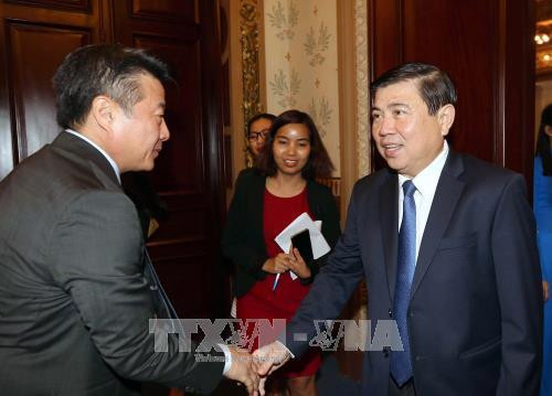 Chủ tịch UBND Nguyễn Thành Phong tiếp Chủ tịch Công ty Huneed Technologies (Hàn Quốc) Eugene Kim. Ảnh: Thanh Vũ-TTXVN