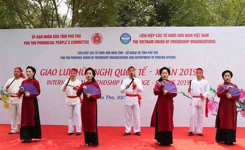 Biểu diễn hát Xoan chào mừng các đại biểu tham gia chương trình Du Xuân hữu nghị 2019 tại Khu Di tích Lịch sử Quốc gia đặc biệt Đền Hùng, tỉnh Phú Thọ. Ảnh: Văn Điệp- TTXVN