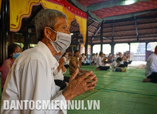 Đồng bào Khmer đến chùa Cái Giá Chót (xã Hưng Hội, huyện Vĩnh Lợi, tỉnh Bạc Liêu) cúng dường chư tăng trong ngày cuối của Tết Vào năm mới, 16/4/2020. Khi đến chùa thực hiện nghi thức cúng dường, bà con phật tử Khmer đều đeo khẩu trang, giữ khoảng cách nhất định, đảm bảo khoảng cách an toàn trong giãn cách xã hội.