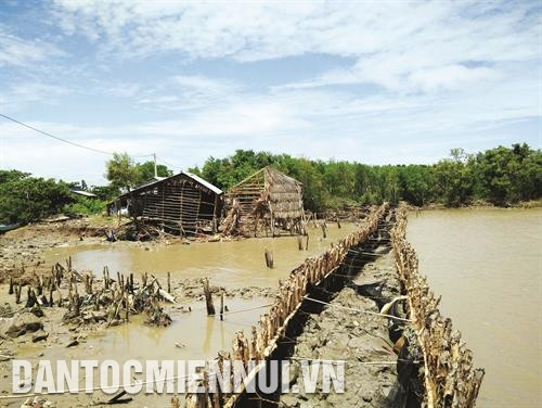 Đồng bào ở ấp Kim Quy, xã Vân Khánh, huyện An Minh (Kiên Giang) đã gia cố bờ kè để chống chịu với sóng biển