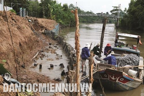 Khắc phục một điểm sạt lở tại khu vực xung yếu ảnh hưởng trực tiếp đến an toàn của khu dân cư tập trung ở thị xã Cai Lậy (Tiền Giang)