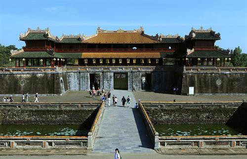 Nhiều đoàn du khách trong nước và quốc tế tham quan Đại Nội dịp Festival Huế 2018. Ảnh: Hoàng Hùng -TTXVN