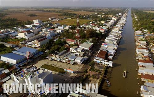 Vùng đất Miệt Thứ được biết đến với nhiều địa danh mộc mạc đậm chất Nam bộ, mang dấu ấn của thời kỳ khẩn hoang và cuộc chiến chống ngoại xâm: Xẻo Rô, Xẻo Lá, Xẻo Vẹt, Xẻo Quao, Xẻo Bướm, Rạch Bà, Rạch Bần, Chống Mỹ, Chiến Lược, Thứ Ba, Thứ Bảy, Thứ Chín Rưỡi,… Trong ảnh: Toàn cảnh thị trấn Thứ Ba, thị trấn huyện lỵ của huyện An Biên, địa bàn có hơn 11% đồng bào dân tộc Khmer cư trú.