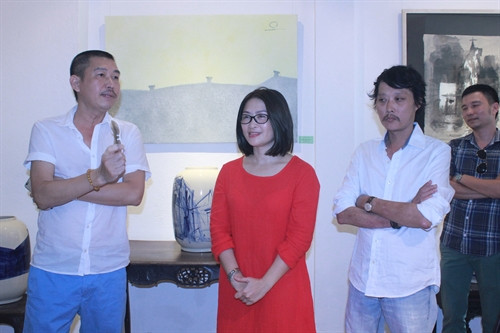 3 họa sĩ chia sẻ ý tưởng tổ chức cuộc triển lãm tranh - gốm "3 phố" (từ trái sang: họa sĩ Lê Thiết Cương, họa sĩ Phương Bình và họa sĩ Phạm Trần Quân).