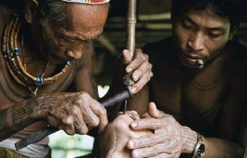 Họ không ngại dùng những chiếc đinh nhọn trực tiếp đục vào răng để có thể tạo hình cho nó đẹp như ý muốn. Ảnh: Internet Họ không ngại dùng những chiếc đinh nhọn trực tiếp đục vào răng để có thể tạo hình cho nó đẹp như ý muốn. Ảnh: Internet