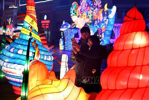 Tượng chú chuột vàng biểu tượng của Năm Canh Tý chào đón du khách tại Đền Tatsumizu ở tỉnh Mie, miền trung Nhật Bản. Ảnh: Kyodo/TTXVN Trang trí đèn lồng đón Tết cổ truyền Canh Tý tại Bắc Kinh, Trung Quốc. Ảnh: THX/TTXVN Các nghệ sĩ biểu diễn màn múa sư tử chào đón Tết Nguyên đán Canh Tý tại Liege, Bỉ, ngày 18/1/2020. Ảnh: THX/ TTXVN Đèn lồng rực rỡ sắc màu chào đón Tết Nguyên đán Canh Tý tại tỉnh Giang Tô, Trung Quốc, ngày 8/1/2020. Ảnh: THX/ TTXVN Người dân chọn mua câu đối chào đón Tết Nguyên đán Canh Tý tại khu chợ ở tỉnh Hải Nam, Trung Quốc, ngày 9/1/2020. Ảnh: THX/ TTXVN Trẻ em thưởng thức món ăn truyền thống trong dịp Năm mới tại tỉnh Giang Tô, Trung Quốc. Ảnh: THX/TTXVN Đèn lồng được thắp sáng rực rỡ để chào đón năm mới tại tỉnh Cam Túc, Trung Quốc, ngày 17/1/2020. Ảnh: THX/ TTXVN Đèn lồng đỏ trang trí tại khu phố người Hoa ở Yangon, Myanmar. Ảnh: THX/TTXVN Người dân mua sắm tại một siêu thị của người Hoa chuẩn bị đón Tết cổ truyền Canh Tý ở Toronto, Canada, ngày 21/1. Ảnh: THX/TTXVN Chào đón Năm mới 2020 trên đỉnh Núi Shiniu ở tỉnh Phúc Kiến, Trung Quốc. Ảnh: THX/TTXVN Người dân chiêm ngưỡng các tác phẩm tại Triển lãm đèn lồng nghệ thuật chào Năm mới ở thành phố Lâm Nghi, tỉnh Sơn Đông, miền đông Trung Quốc, ngày 4/1/2020. Ảnh: THX/ TTXVN Màn múa sư tử chào đón Tết cổ truyền Canh Tý tại khu phố người Hoa ở Manila, Philippines, ngày 25/1. Ảnh: THX/TTXVN Người dân thăm cung hoàng gia Gyeongbo ở Seoul, Hàn Quốc trong dịp Tết Canh Tý ngày 25/1. Ảnh: YONHAP/TTXVN Đèn lồng được thắp sáng rực rỡ để chào đón năm mới tại Khu tự trị dân tộc Choang Quảng Tây, Trung Quốc, ngày 17/1/2020. Ảnh: THX/ TTXVN Vũ công biểu diễn màn múa sư tử chào đón Tết Nguyên đán Canh Tý tại Kota Kinabalu, Sabah, Malaysia, ngày 11/1/2020. Ảnh: THX/ TTXVN Tượng chú chuột vàng biểu tượng của Năm Canh Tý chào đón du khách tại Đền Tatsumizu ở tỉnh Mie, miền trung Nhật Bản. Ảnh: Kyodo/TTXVN Trang trí đèn lồng đón Tết cổ truyền Canh Tý tại Bắc Kinh, Trung Quốc. Ảnh: THX/TTXVN Các nghệ sĩ biểu diễn màn múa sư tử chào đón Tết Nguyên đán Canh Tý tại Liege, Bỉ, ngày 18/1/2020. Ảnh: THX/ TTXVN Đèn lồng rực rỡ sắc màu chào đón Tết Nguyên đán Canh Tý tại tỉnh Giang Tô, Trung Quốc, ngày 8/1/2020. Ảnh: THX/ TTXVN Người dân chọn mua câu đối chào đón Tết Nguyên đán Canh Tý tại khu chợ ở tỉnh Hải Nam, Trung Quốc, ngày 9/1/2020. Ảnh: THX/ TTXVN Trẻ em thưởng thức món ăn truyền thống trong dịp Năm mới tại tỉnh Giang Tô, Trung Quốc. Ảnh: THX/TTXVN Đèn lồng được thắp sáng rực rỡ để chào đón năm mới tại tỉnh Cam Túc, Trung Quốc, ngày 17/1/2020. Ảnh: THX/ TTXVN Đèn lồng đỏ trang trí tại khu phố người Hoa ở Yangon, Myanmar. Ảnh: THX/TTXVN Người dân mua sắm tại một siêu thị của người Hoa chuẩn bị đón Tết cổ truyền Canh Tý ở Toronto, Canada, ngày 21/1. Ảnh: THX/TTXVN Chào đón Năm mới 2020 trên đỉnh Núi Shiniu ở tỉnh Phúc Kiến, Trung Quốc. Ảnh: THX/TTXVN Người dân chiêm ngưỡng các tác phẩm tại Triển lãm đèn lồng nghệ thuật chào Năm mới ở thành phố Lâm Nghi, tỉnh Sơn Đông, miền đông Trung Quốc, ngày 4/1/2020. Ảnh: THX/ TTXVN Màn múa sư tử chào đón Tết cổ truyền Canh Tý tại khu phố người Hoa ở Manila, Philippines, ngày 25/1. Ảnh: THX/TTXVN Người dân thăm cung hoàng gia Gyeongbo ở Seoul, Hàn Quốc trong dịp Tết Canh Tý ngày 25/1. Ảnh: YONHAP/TTXVN Đèn lồng được thắp sáng rực rỡ để chào đón năm mới tại Khu tự trị dân tộc Choang Quảng Tây, Trung Quốc, ngày 17/1/2020. Ảnh: THX/ TTXVN Vũ công biểu diễn màn múa sư tử chào đón Tết Nguyên đán Canh Tý tại Kota Kinabalu, Sabah, Malaysia, ngày 11/1/2020. Ảnh: THX/ TTXVN