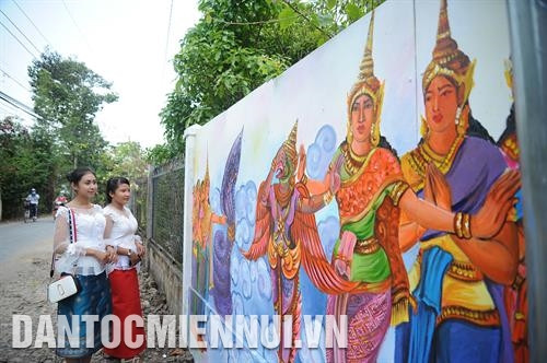 Các thiếu nữ Khmer bên những bức bích họa tại Làng văn hóa Khmer Nam Bộ. Ảnh: An Hiếu