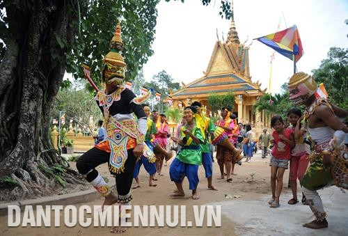 Biểu diễn văn nghệ mang đậm bản sắc văn hóa Khmer Nam Bộ nằm trong chương trình “Không gian ký ức du lịch văn hóa Khmer tỉnh Trà Vinh”. Ảnh: An Hiếu