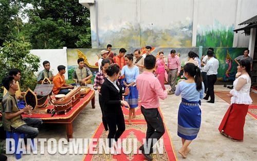 Du khách trải nghiệm với điệu múa truyền thống của người Khmer tại Làng văn hóa Khmer Nam Bộ. Ảnh: An Hiếu