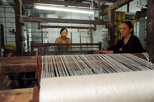 Bên cạnh phát triển sản phẩm đặc trưng theo phương pháp mới, nghệ nhân Phan Thị Thuận vẫn chú trọng gìn giữ sản xuất các mặt hàng tơ lụa truyền thống. Bên cạnh phát triển sản phẩm đặc trưng theo phương pháp mới, nghệ nhân Phan Thị Thuận vẫn chú trọng gìn giữ sản xuất các mặt hàng tơ lụa truyền thống.