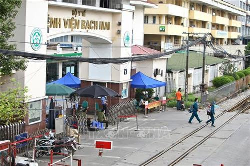 Các hoạt động ra, vào bệnh viện được kiểm soát chặt chẽ. Ảnh: Minh Quyết – TTXVN Các hoạt động ra, vào bệnh viện được kiểm soát chặt chẽ. Ảnh: Minh Quyết – TTXVN