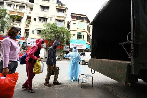 Đúng 10 giờ, nhân viên y tế Bệnh viện Bạch Mai hướng dẫn các bệnh nhân ở xóm chạy thận ra xe, di chuyển vào bệnh viện. Ảnh: Minh Quyết - TTXVN