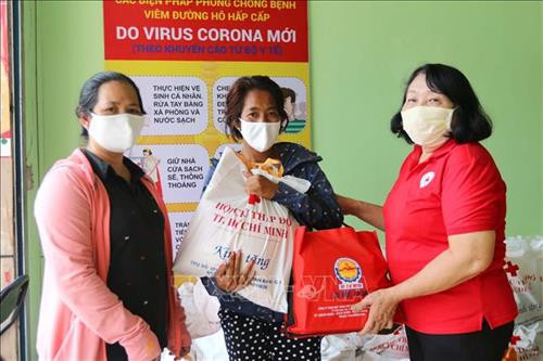 Hội Chữ thập đỏ Quận 3, Thành phố Hồ Chí Minh trao quà cho người bán vé số dạo bị ảnh hưởng dịch bệnh COVID-19. Ảnh: Thanh Vũ - TTXVN Hội Chữ thập đỏ Quận 3, Thành phố Hồ Chí Minh trao quà cho người bán vé số dạo bị ảnh hưởng dịch bệnh COVID-19. Ảnh: Thanh Vũ - TTXVN