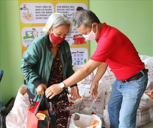 Hội Chữ thập đỏ Quận 3, Thành phố Hồ Chí Minh trao quà cho người bán vé số dạo bị ảnh hưởng dịch bệnh COVID-19. Ảnh: Thanh Vũ - TTXVN Hội Chữ thập đỏ Quận 3, Thành phố Hồ Chí Minh trao quà cho người bán vé số dạo bị ảnh hưởng dịch bệnh COVID-19. Ảnh: Thanh Vũ - TTXVN