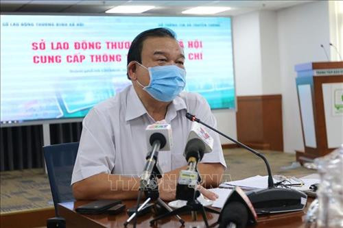 Ông Lê Minh Tấn, Giám đốc Sở Lao động Thương binh và Xã hội Thành phố Hồ Chí Minh trả lời phỏng vấn báo chí. Ảnh: Thanh Vũ - TTXVN Ông Lê Minh Tấn, Giám đốc Sở Lao động Thương binh và Xã hội Thành phố Hồ Chí Minh trả lời phỏng vấn báo chí. Ảnh: Thanh Vũ - TTXVN