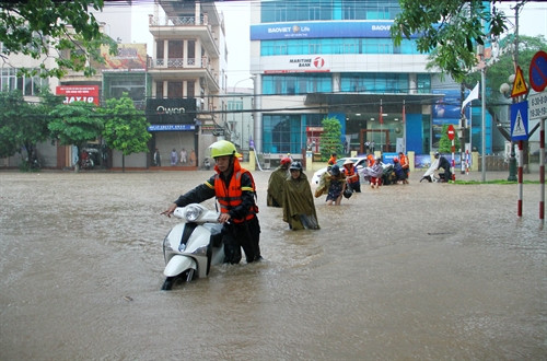 Lực lượng cứu hộ hỗ trợ người tham gia giao thông. Ảnh: Quân Trang-TTXVN Lực lượng cứu hộ hỗ trợ người tham gia giao thông. Ảnh: Quân Trang-TTXVN