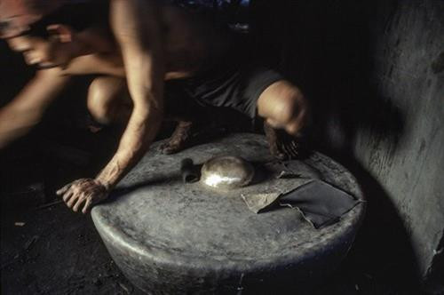Khung cảnh đường phố ở Solo, thành phố ở miền Trung đảo Java, Indonesia năm 1993. Ảnh: Peter Marlow/ Magnum Photos. Các gánh hàng rong là hình ảnh quen thuộc trên đường phố Solo. Thành phố này còn được gọi bằng các tên gọi khác là Surakarta hoặc Sala. Ảnh: Peter Marlow/ Magnum Photos. Giấc ngủ của một người lái xe xích lô trên đường phố Solo. Ảnh: Peter Marlow/ Magnum Photos. Bên trong một xưởng sản xuất nhạc cụ Gamelan ở thành phố Solo. Gamelan là dòng nhạc truyền thống của đảo Java và Bali của Indonesia, nổi tiếng với giai điệu độc đáo và các loại nhạc cụ đặc thù. Ảnh: Peter Marlow/ Magnum Photos. Xưởng sản xuất nhạc cụ ở Solo được dẫn đầu bởi nghệ nhân Tentrim Sarawanto. Một phần nhạc cụ ở đây được xuất sang châu Âu để phục vụ công tác nghiên cứu âm nhạc và văn hóa bản địa. Ảnh: Peter Marlow/ Magnum Photos. Việc chế tác nhạc cụ Gamelan được thực hiện chủ yếu bằng phương pháp thủ công, không sử dụng máy móc hiện đại. Các nhạc cụ lớn như cồng, chiếc được thực hiện bằng kỹ thuật đúc đồng truyền thống. Ảnh: Peter Marlow/ Magnum Photos. Một chiếc cồng được người thợ dỡ khỏi khuôn đúc. Ảnh: Peter Marlow/ Magnum Photos. Bên ngoài một ngôi nhà ở vùng nông thôn đảo Bali, Indonesia năm 1993. Ảnh: Peter Marlow/ Magnum Photos. Cuộc sống ở vùng thông quê Bali có rất nhiều nét tương đồng với Việt Nam, như cảnh cậu bé lùa vịt về chuồng này. Ảnh: Peter Marlow/ Magnum Photos. Các nông dân làm việc trên ruộng lúa nước ở Ubud, Bali. Ảnh: Peter Marlow/ Magnum Photos. Khung cảnh đường phố ở Solo, thành phố ở miền Trung đảo Java, Indonesia năm 1993. Ảnh: Peter Marlow/ Magnum Photos Khung cảnh đường phố ở Solo, thành phố ở miền Trung đảo Java, Indonesia năm 1993. Ảnh: Peter Marlow/ Magnum Photos. Các gánh hàng rong là hình ảnh quen thuộc trên đường phố Solo. Thành phố này còn được gọi bằng các tên gọi khác là Surakarta hoặc Sala. Ảnh: Peter Marlow/ Magnum Photos. Giấc ngủ của một người lái xe xích lô trên đường phố Solo. Ảnh: Peter Marlow/ Magnum Photos. Bên trong một xưởng sản xuất nhạc cụ Gamelan ở thành phố Solo. Gamelan là dòng nhạc truyền thống của đảo Java và Bali của Indonesia, nổi tiếng với giai điệu độc đáo và các loại nhạc cụ đặc thù. Ảnh: Peter Marlow/ Magnum Photos. Xưởng sản xuất nhạc cụ ở Solo được dẫn đầu bởi nghệ nhân Tentrim Sarawanto. Một phần nhạc cụ ở đây được xuất sang châu Âu để phục vụ công tác nghiên cứu âm nhạc và văn hóa bản địa. Ảnh: Peter Marlow/ Magnum Photos. Việc chế tác nhạc cụ Gamelan được thực hiện chủ yếu bằng phương pháp thủ công, không sử dụng máy móc hiện đại. Các nhạc cụ lớn như cồng, chiếc được thực hiện bằng kỹ thuật đúc đồng truyền thống. Ảnh: Peter Marlow/ Magnum Photos. Một chiếc cồng được người thợ dỡ khỏi khuôn đúc. Ảnh: Peter Marlow/ Magnum Photos. Bên ngoài một ngôi nhà ở vùng nông thôn đảo Bali, Indonesia năm 1993. Ảnh: Peter Marlow/ Magnum Photos. Cuộc sống ở vùng thông quê Bali có rất nhiều nét tương đồng với Việt Nam, như cảnh cậu bé lùa vịt về chuồng này. Ảnh: Peter Marlow/ Magnum Photos. Các nông dân làm việc trên ruộng lúa nước ở Ubud, Bali. Ảnh: Peter Marlow/ Magnum Photos. Khung cảnh đường phố ở Solo, thành phố ở miền Trung đảo Java, Indonesia năm 1993. Ảnh: Peter Marlow/ Magnum Photos