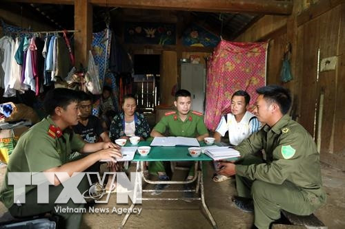 Cán bộ chiến sỹ công an huyện Điện Biên Đông vận động, tuyên truyền tác hại của ma túy tới từng người dân. Ảnh: Phan Tuấn Anh - TTXVN