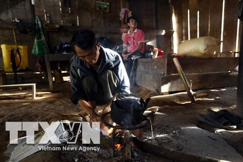 Ông Giàng Sáy Co, 52 tuổi sống tại bản Huổi Tống A, xã Háng Lìa từng là người nghiện ma túy nhưng đã bỏ được ma túy hơn 10 năm nay. Ảnh: Phan Tuấn Anh - TTXVN